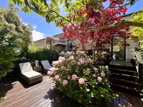 128 etagemeter charmerende byhus med blomstrende gårdhave i hjertet af Bondebyen
